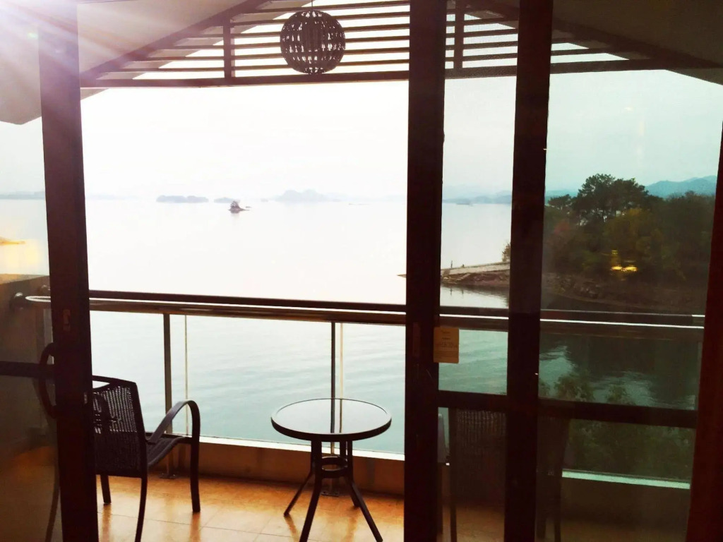 Warm Island Lake Resort Hangzhou