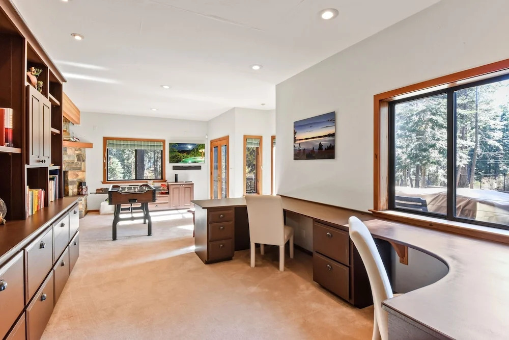 New Listing! Sugar Bear Lodge W/ Hot Tub 4 Bedroom Home