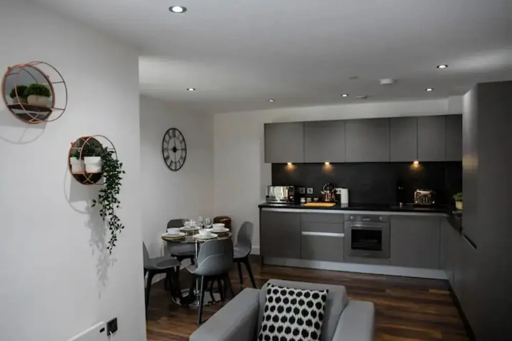 Spacious 2 Bedroom Flat with Balcony Close to Train Station