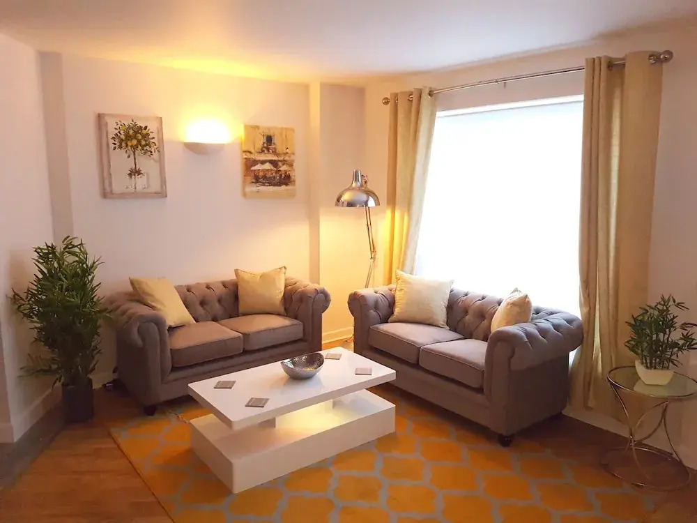 Spacious Bright and Modern Living