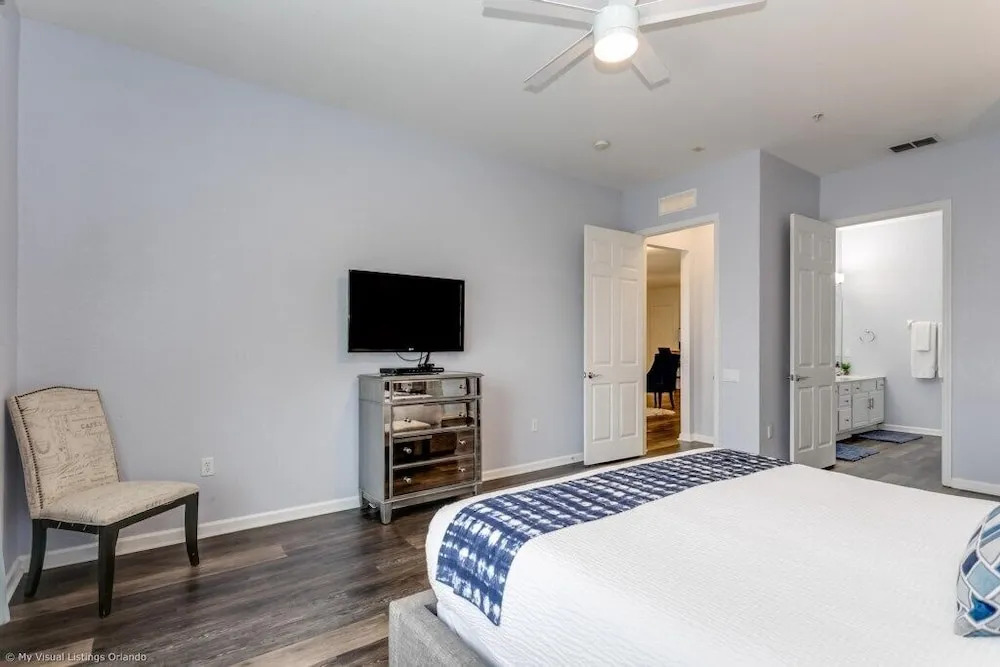 Beautiful Modern Vista Cay Condo, Near Parks-2011