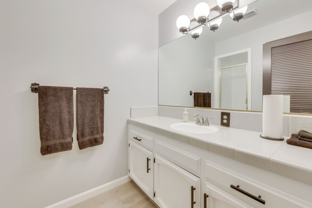 Spacious Home - 6 Mi to Downtown Fresno!