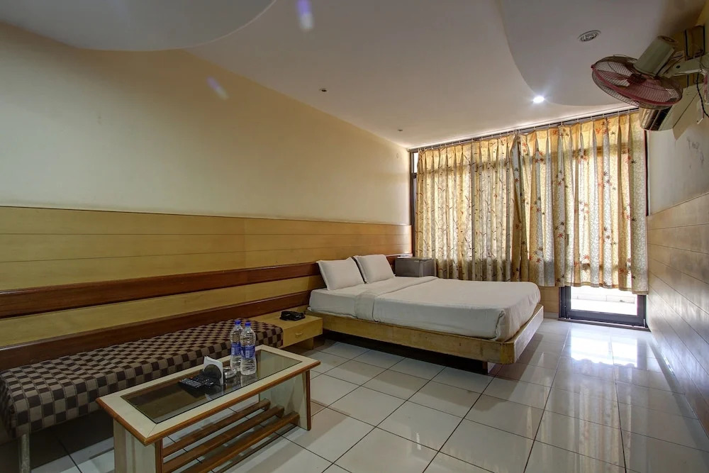 SPOT ON 40409 Hotel Rajsangam International