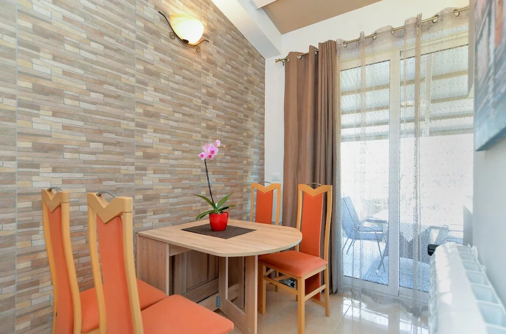 Apartment 1049
