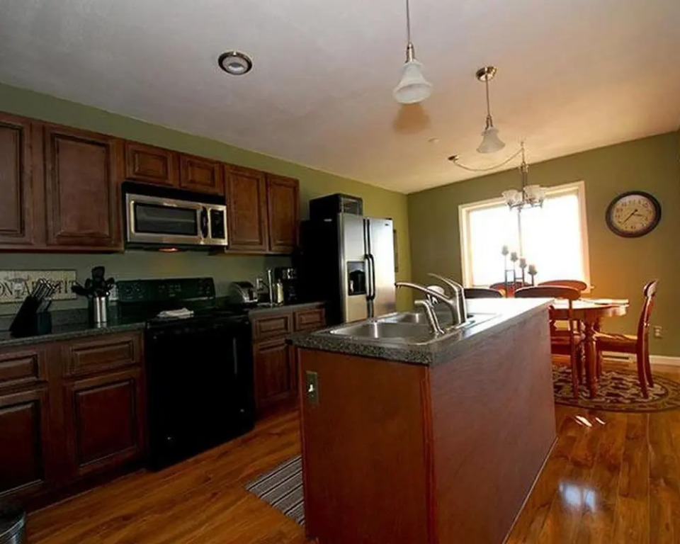 3 Br: Summit 205 C