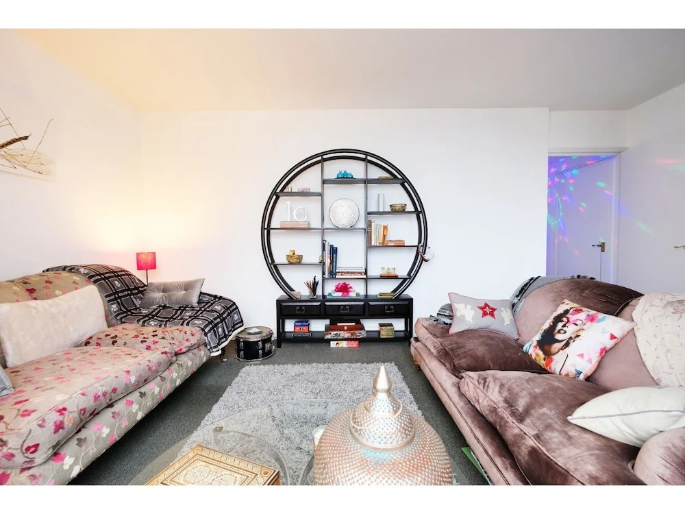 2-br Flat For 4 in Gated Complex With Pool