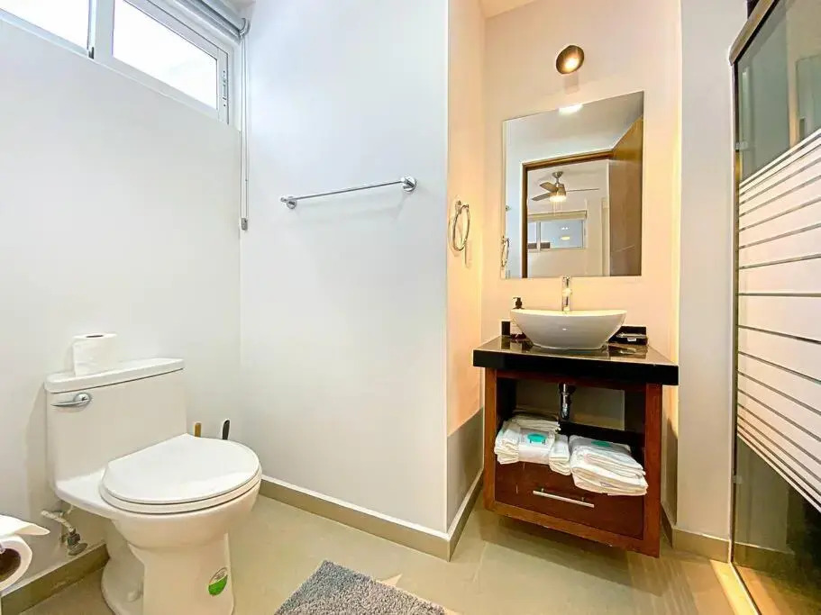 Luxury Condo 10 min walk from the Beach