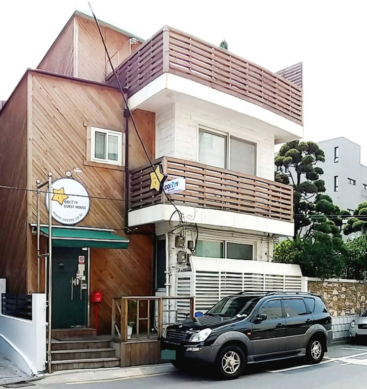 Cozzzy Guest House - Hostel