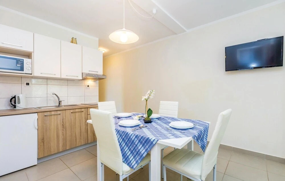 Awesome Home in Pinezici With Wifi and 2 Bedrooms