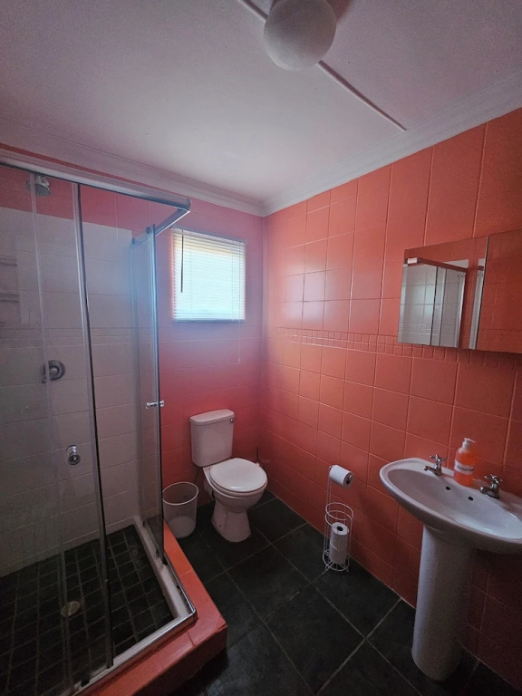 Amberdale Estate Self Catering - Twin rooms with shared external bathroom and lounge