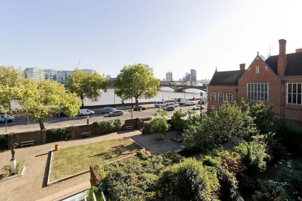 Bright 2-Bed Apartment in Fashionable Chelsea