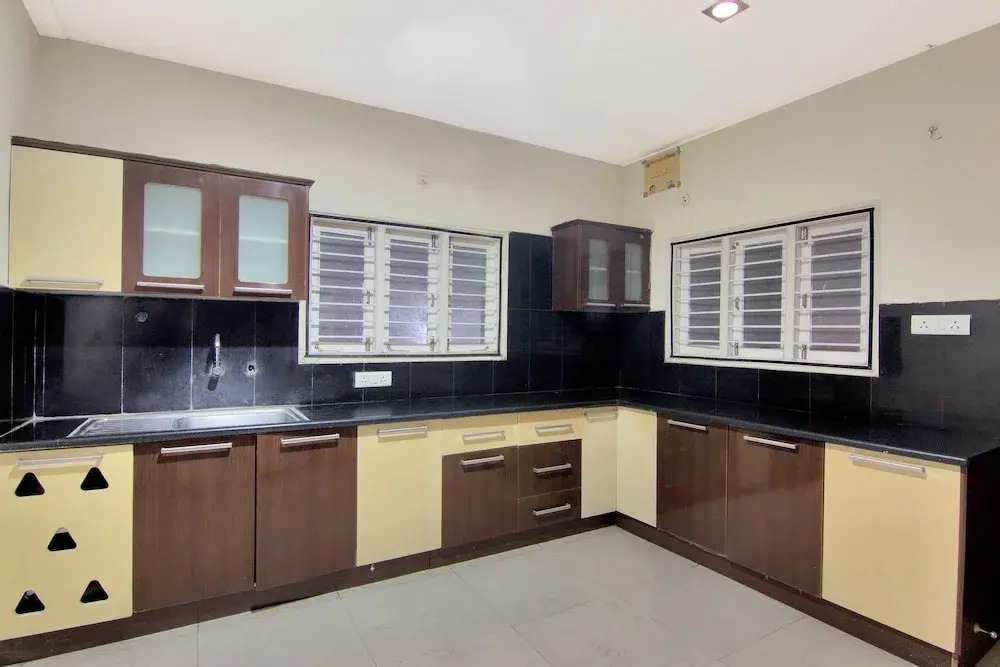 OYO 20009 SilverKey Gachibowli