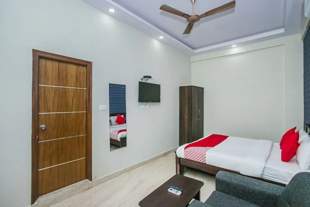 OYO 26963 Hotel Crystal Grandeur