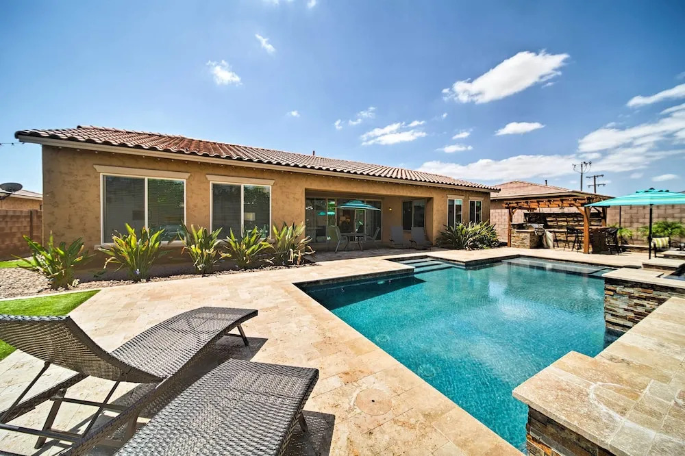 Hot Tub & Putting Green: Home in Surprise