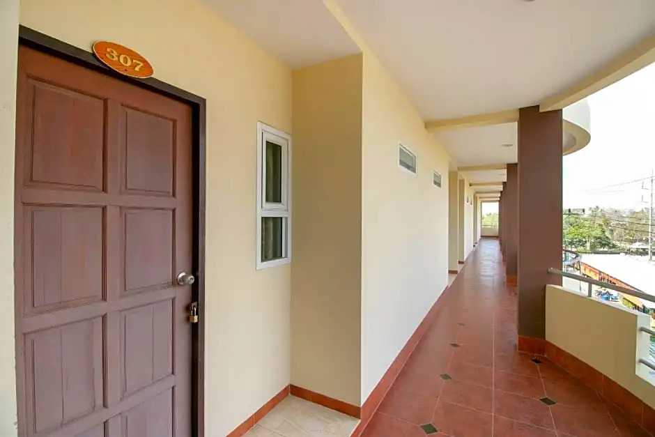 OYO 75387 4 Men Court