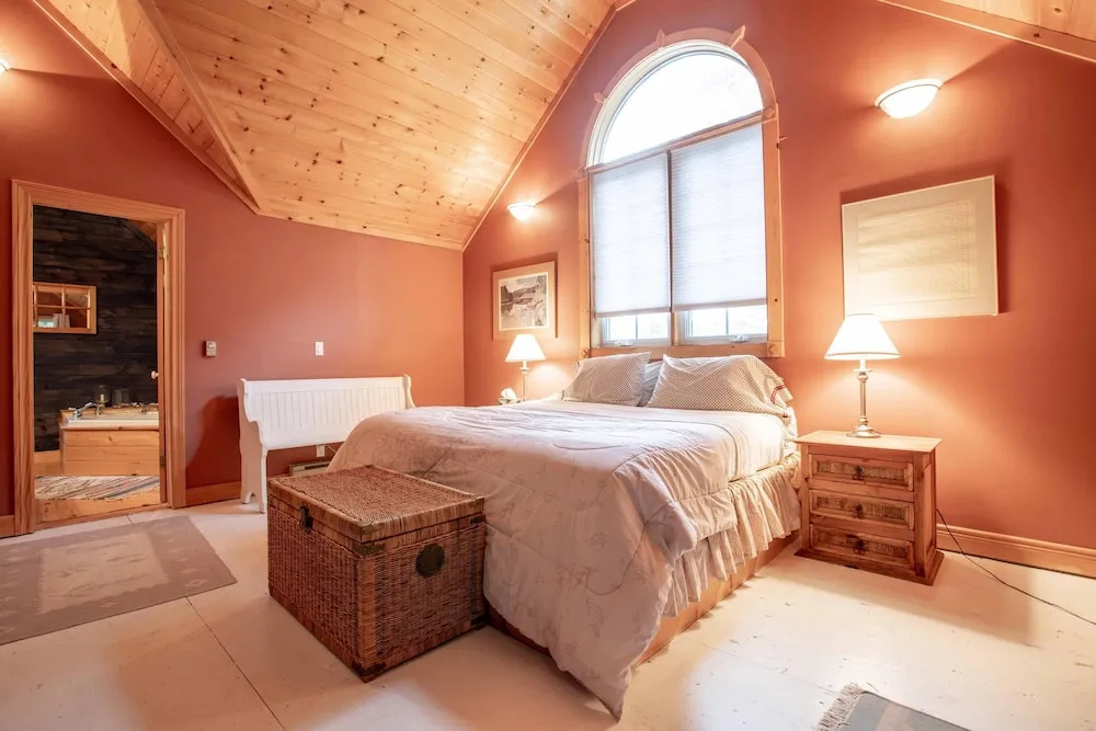Wildflower Cottage A Fantastic boat access family cottage with a spectacular 500' of waterfront!