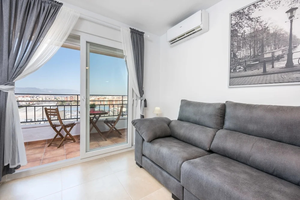 Malaga Station Apartment - Modern Apartment in Málaga Capital, 10 Mins Walk to Beach, Wifi