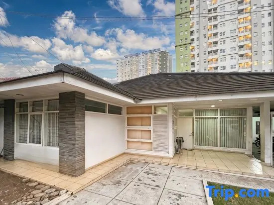 Large Villa 3BR Cieumbuleuit near PVJ & Cihamplas by 2ndHome