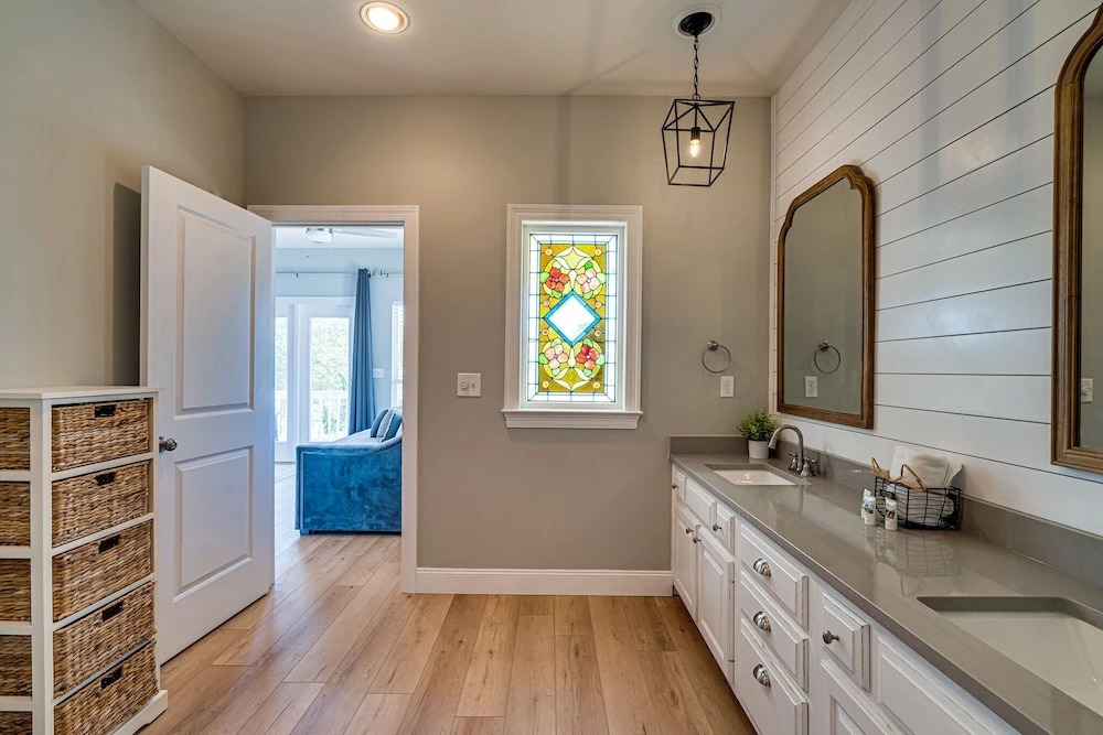Magnolia Charms by Avantstay 2 Mins TO Beach Pet Friendly, BBQ & Balcony Views!