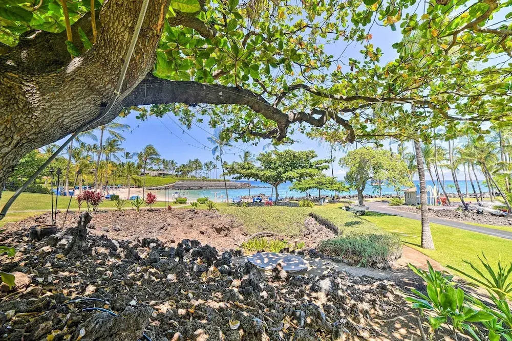 Tropical Paradise Resort Villa: 1 Mile to Beach