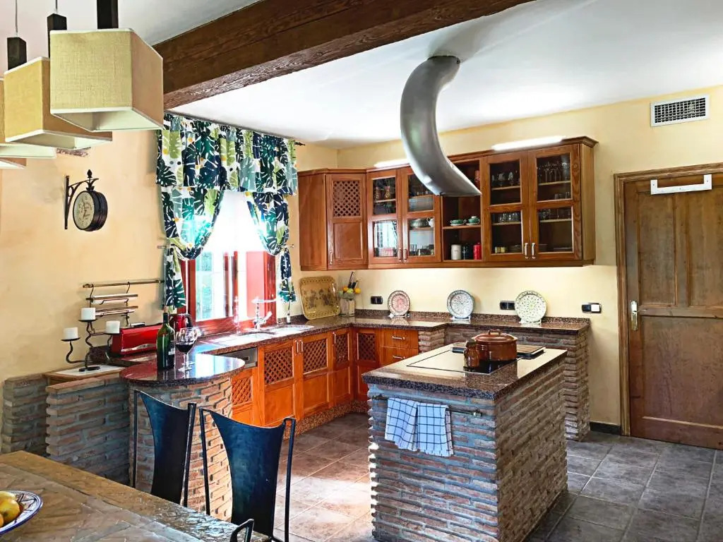VILLA NABRISA MARBELLA, 5 BEDROOM, PRIVATE POOL, GARDEN, BBQ
