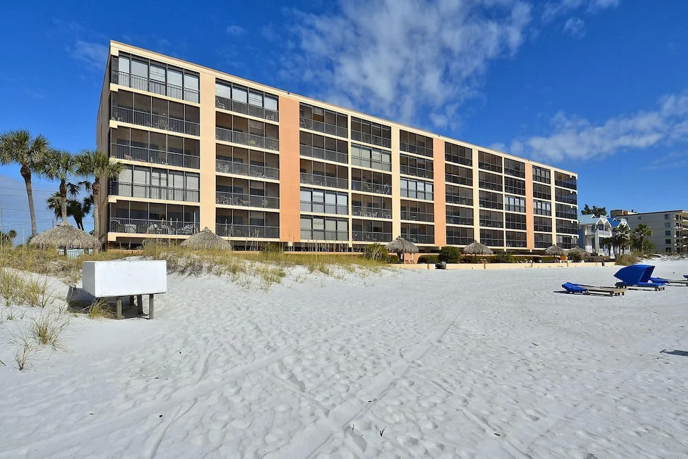 Villa Madeira 504 Sleeps 6/many Updates/walk to John's Pass!