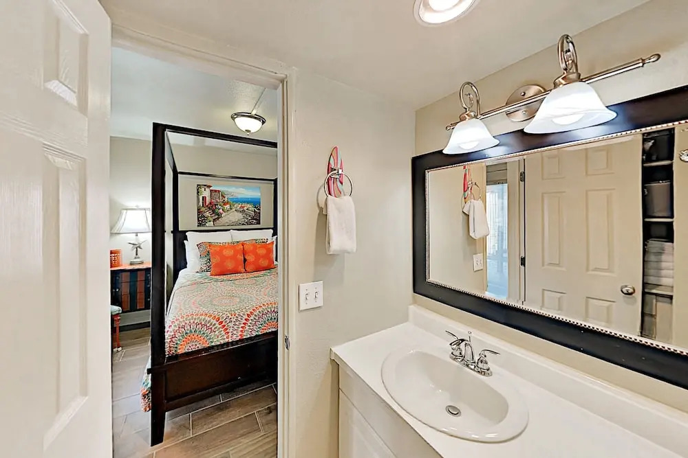 Canal-front Corner W/ Pools - Near The Beach! 1 Bedroom Condo