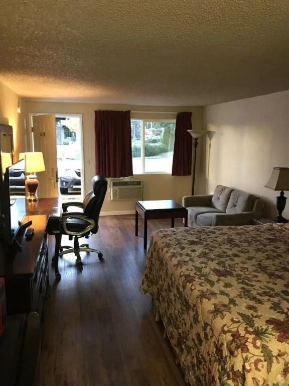 Smokey Point Motor Inn