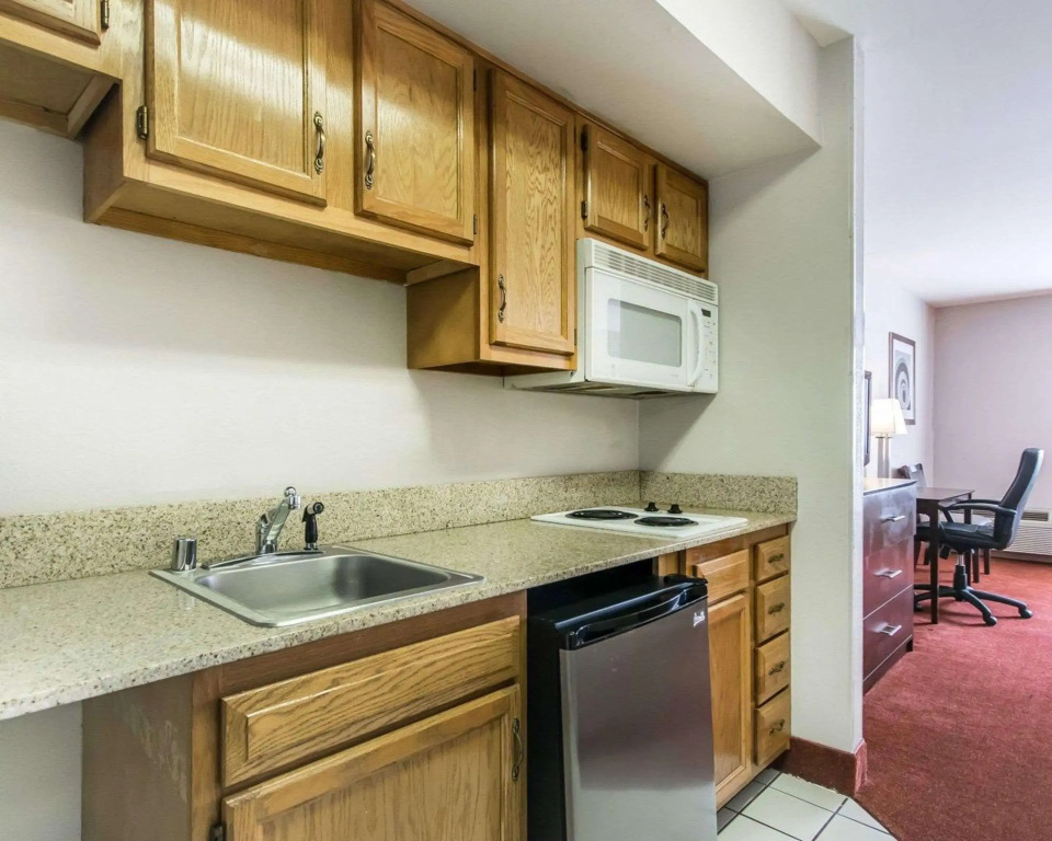 Quality Inn & Suites University-Airport