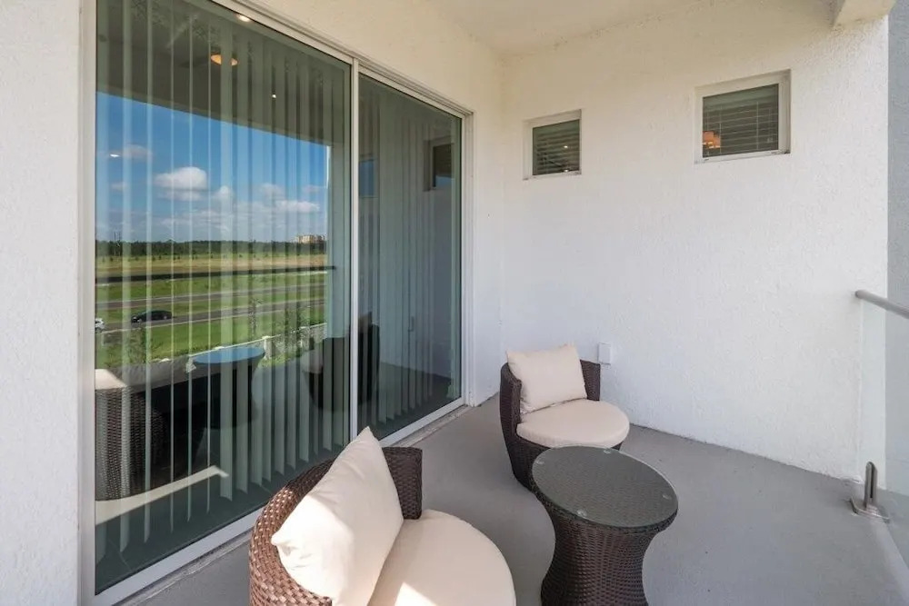 Chic Ultra Modern Near Disney! 4 Bedroom Condo