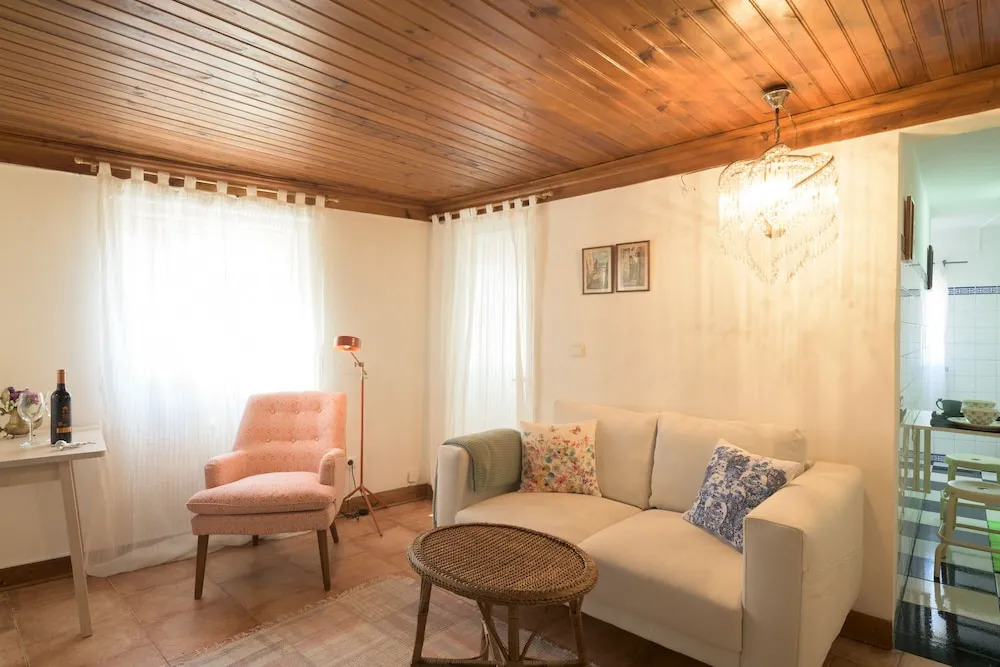 Light Filled Apartment near Chiado, By TimeCooler