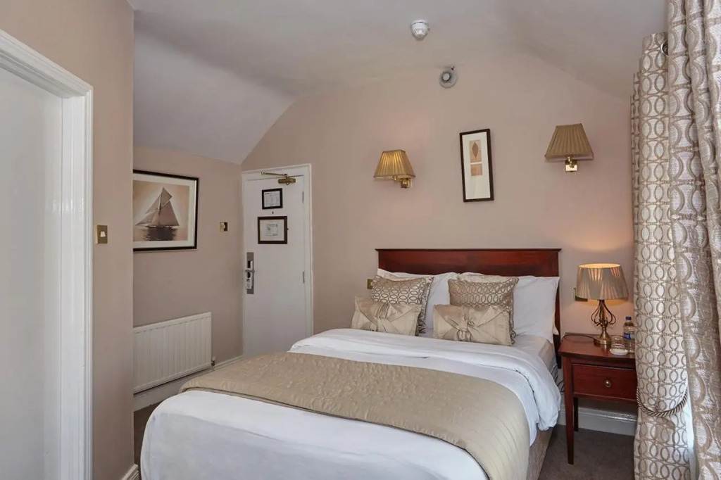 Uppercross House Hotel