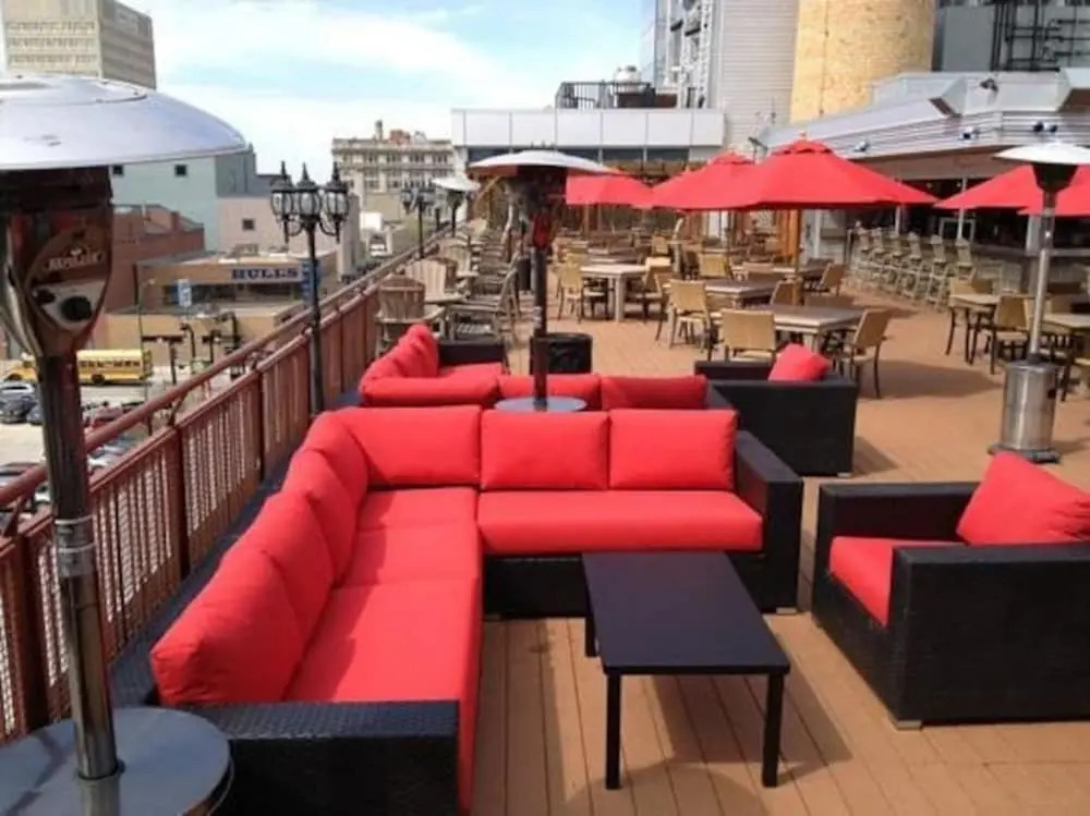 Comfy DT Loft w Parking Rooftop Patio BBQ Gym