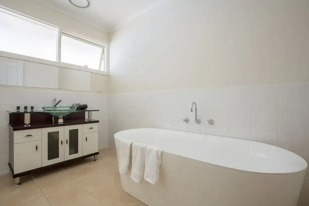 Spacious Comfortable Home in Wheelers Hill+pool