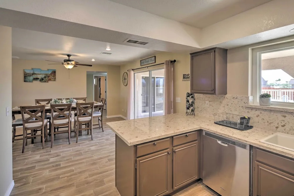 < 3 Mi to Lake Havasu: Home w/ Patio & Grill!