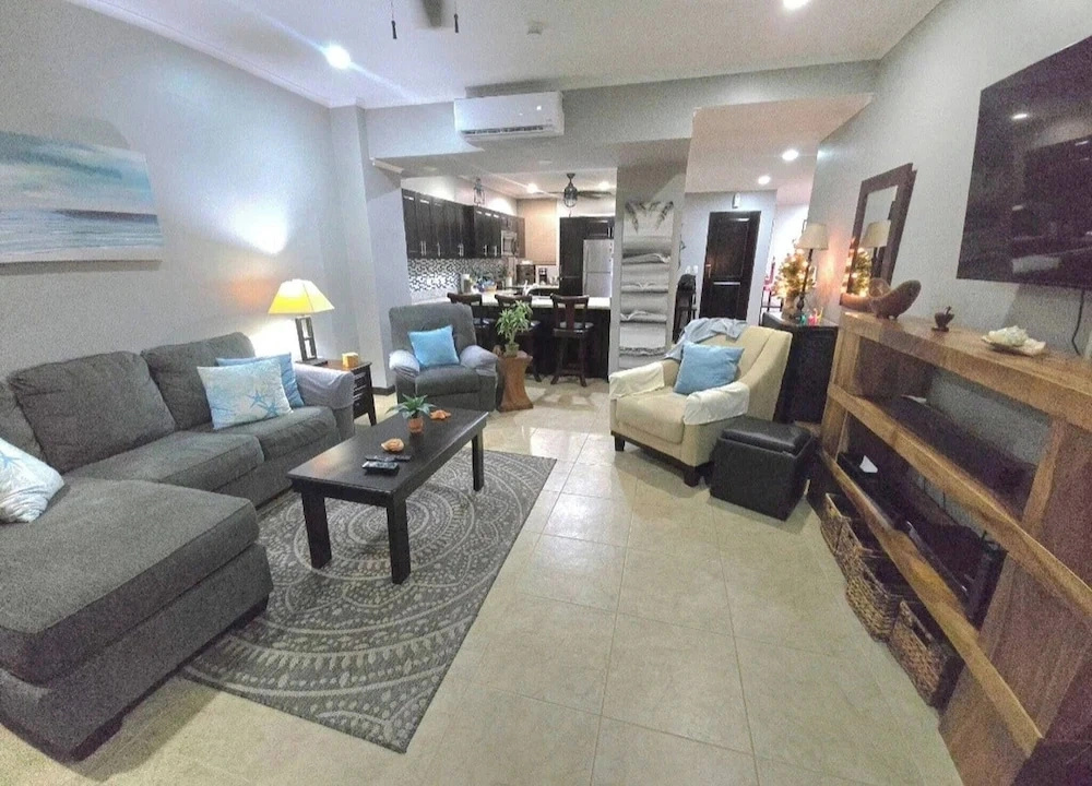 Amazing oceanfront with access Crocs Resort