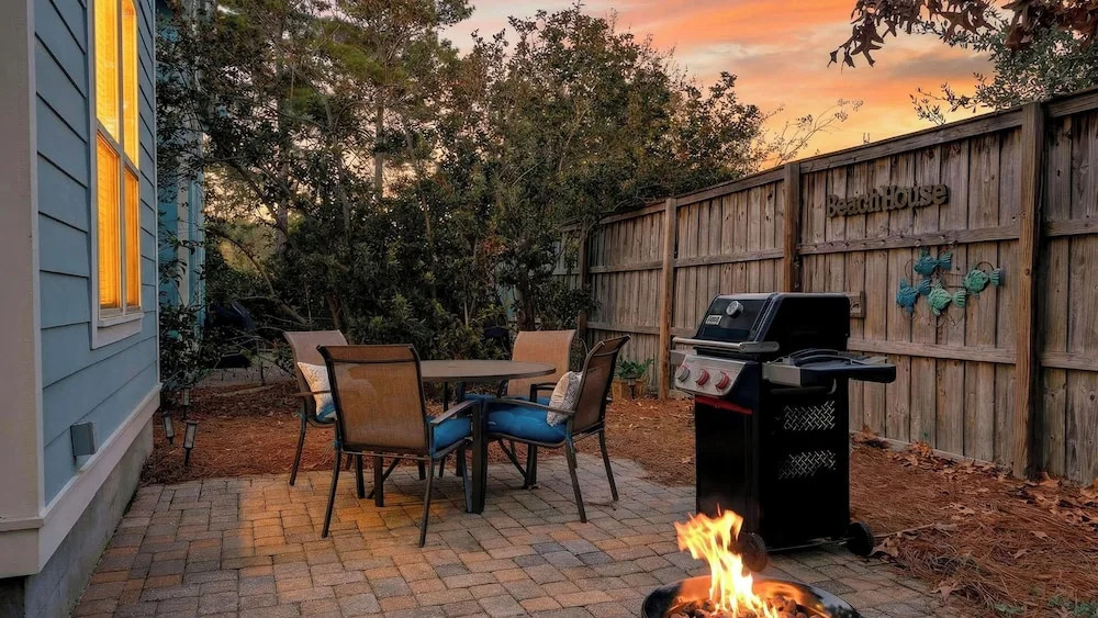 ? Private Backyard Minutes to 30A + Beaches Golf Cart + Bikes The Little Blue Beach House by Avantstay