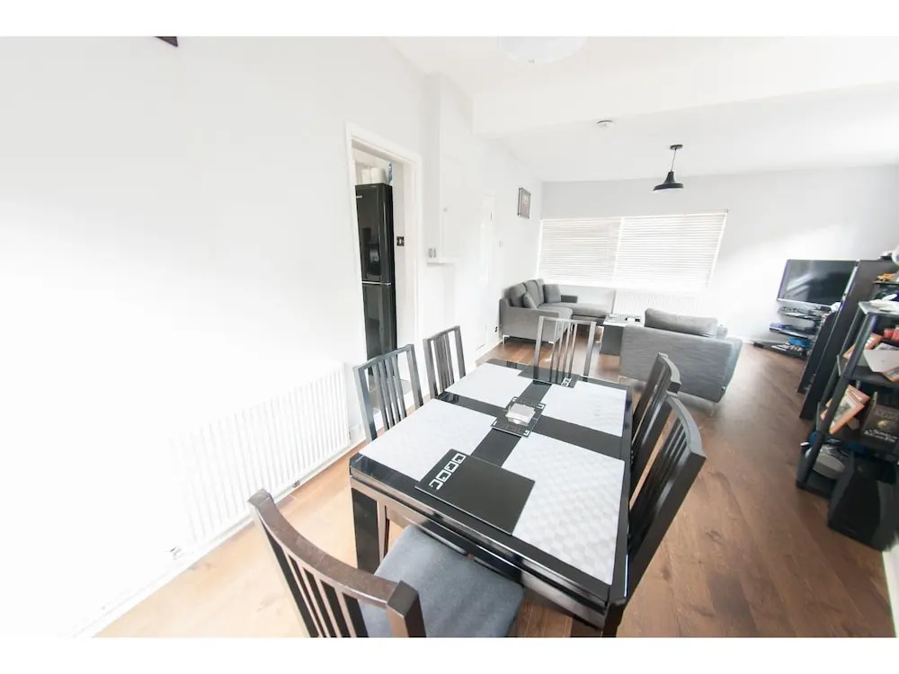 Bright & Spacious Garden Flat for 4 in London