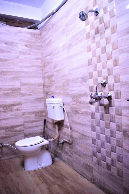 DS Residency-Near Varanasi Jn Railway station N Temples-Parking-Free Wi-Fi