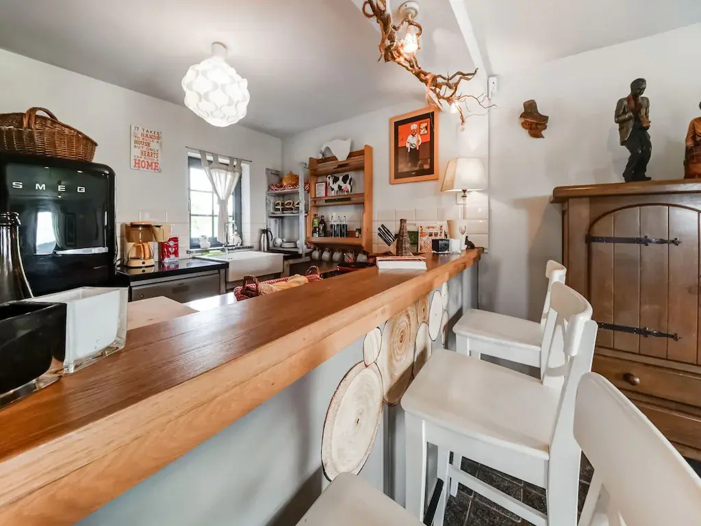Tranquil Holiday Home in Mont with bubble bath, Terrace, Garden