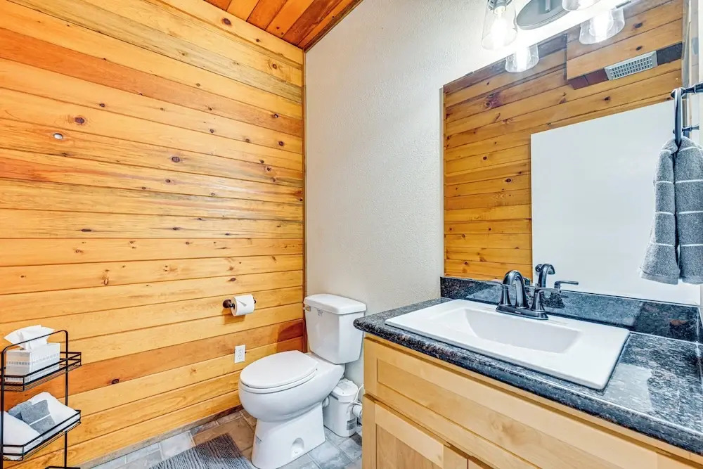 5 Mi to Mt Rainier Natl Park: Cozy Cabin w/ Deck!