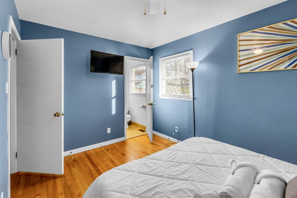 Stay Awhile Charming Greensboro House Close to Must-See Places