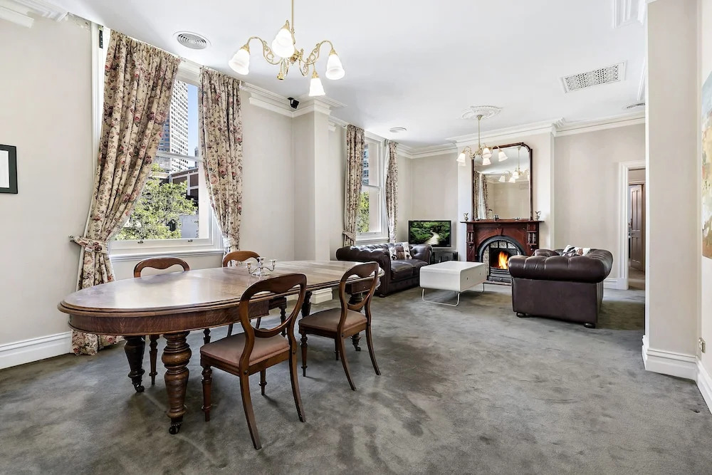 HANNA, 3BDR Melbourne Apartment
