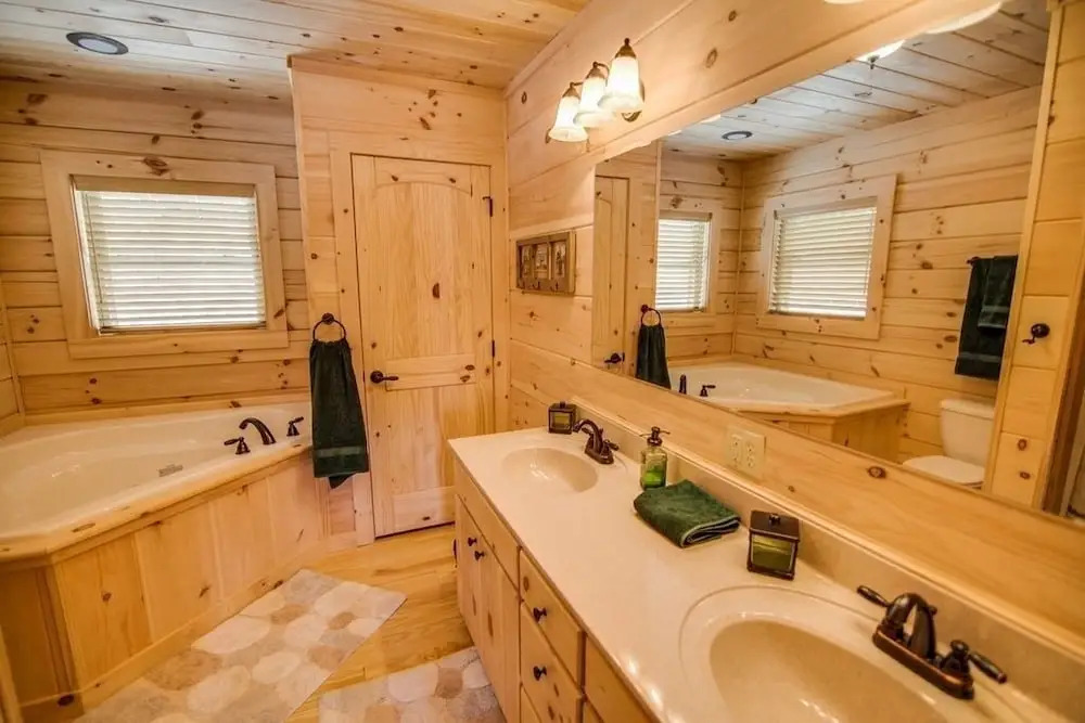 Large Lakefront Cabin W/kayaks And Boathouse 5 Bedroom Home