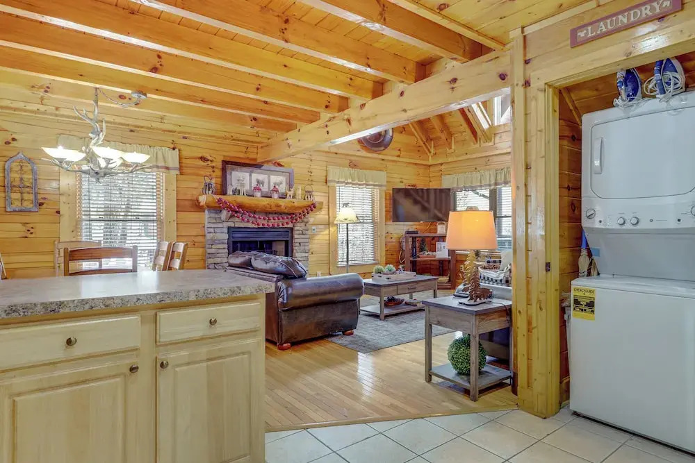 Family Haven w/ Hot Tub! 5 Mi to Dtwn Pigeon Forge