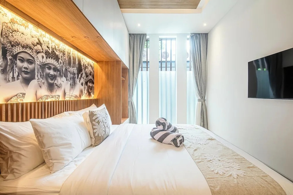 Luxury 5BR Retreat, 400m to Café Del Mar
