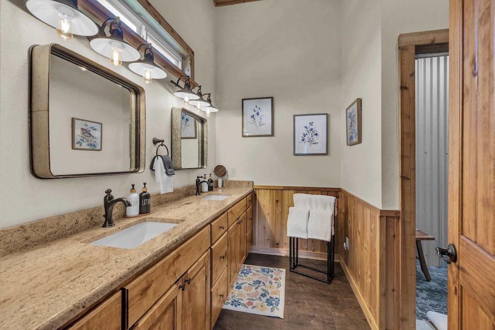 Farmhouse Charm 10 Min to Downtown, Pet Friendly!