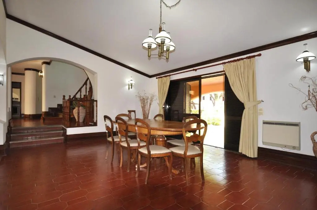 5 En-Suite Bedrooms, close to centre, free AC WiFi