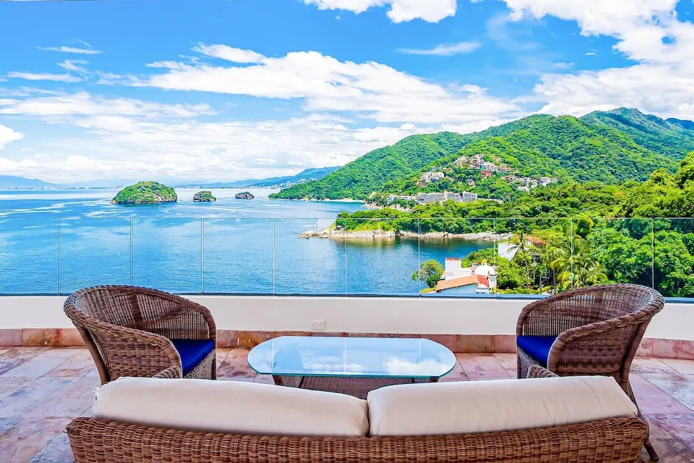 Luxurious 1st-floor Condo With Pool, Oceanfront Balcony & Water View