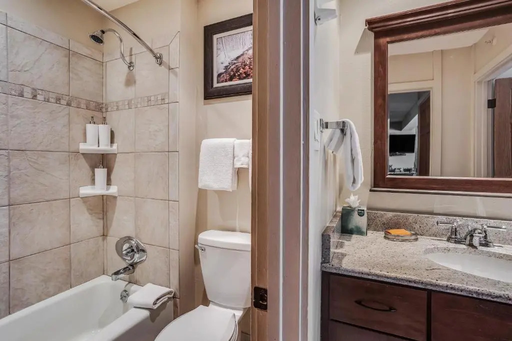 Laurelwood Condominiums Studio Premier Unit 301